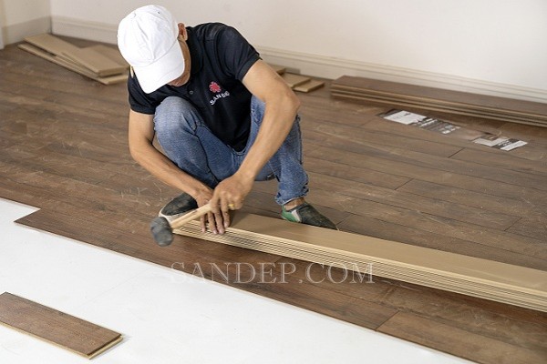 Thợ thi công lắp đặt sàn gỗ - Công ty Sàn Đẹp