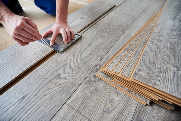 Lát sàn gỗ trên nền gạch men