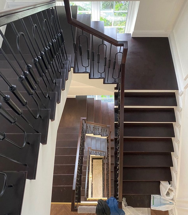 Cầu thang gỗ chiu liu