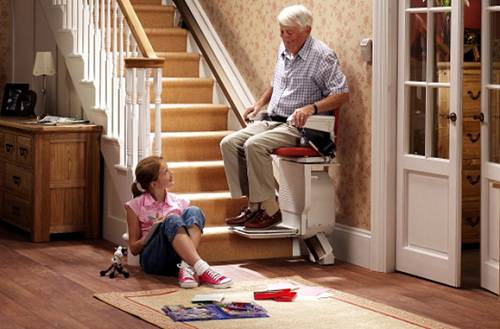 Chọn sàn gỗ lắp đặt cho gia đình có người cao tuổi