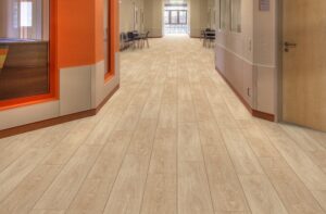 Thi công sàn gỗ có cần đục gạch chân tường không