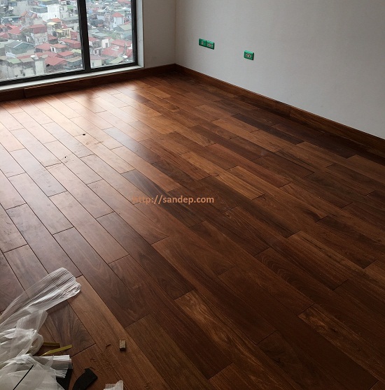 Lát sàn gỗ căm xe chung cư cao cấp