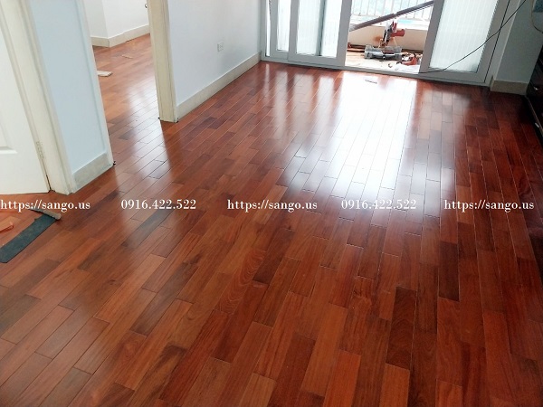 Làm sàn gỗ căm xe Lào