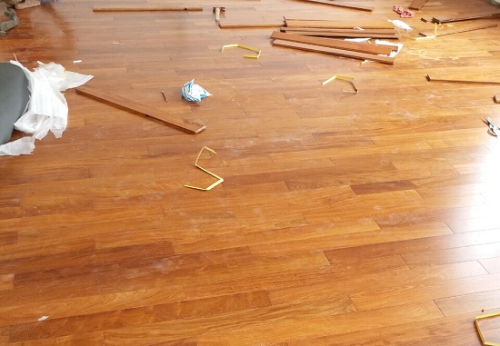 Lắp sàn gỗ căm xe loại 1 đều màu