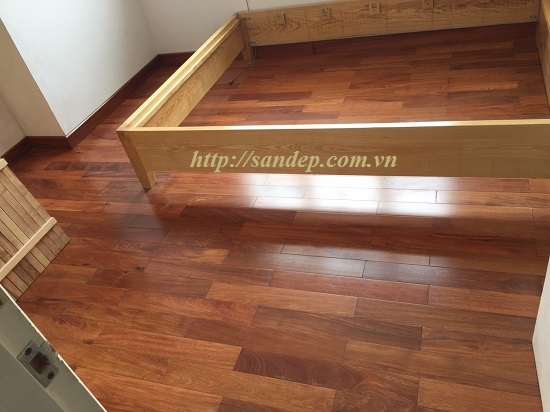 Lát sàn gỗ căm xe phòng ngủ