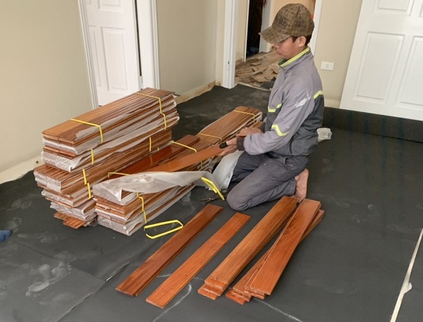 Thợ lát sàn gỗ căm xe chuyên nghiệp