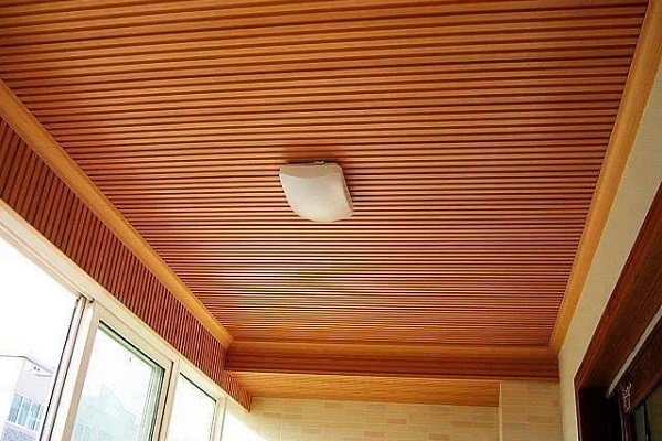 Tràn nhựa đáy bán công