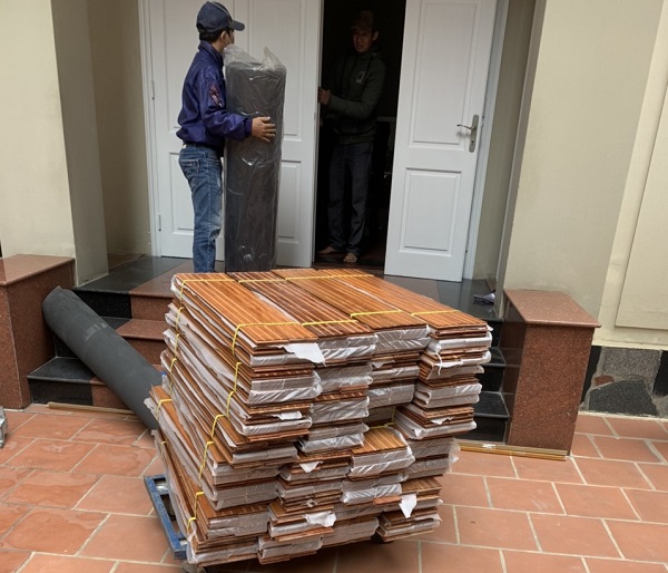 Thi công sàn gỗ căm xe biệt thự