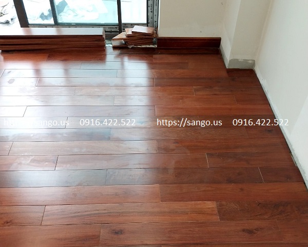 Lát sàn gỗ hương phòng ngủ biệt thự