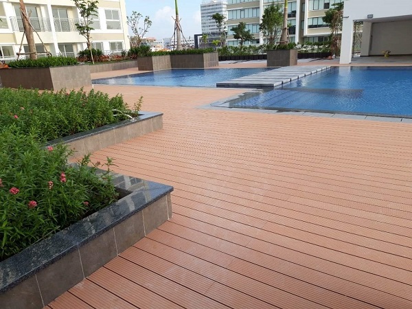 Lát sàn gỗ hồ bơi khu đô thị Vinhomes