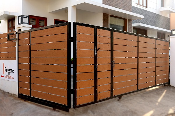 giá cổng gỗ nhựa khung sắt