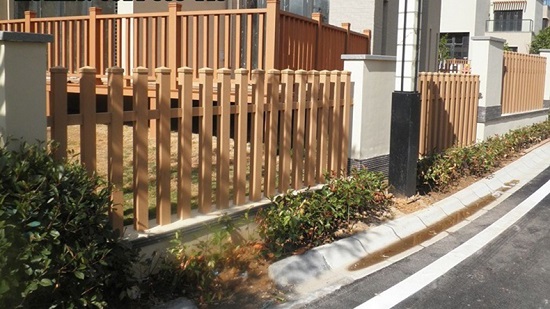 Mẫu hàng rào gỗ trang trí