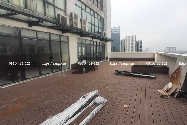 làm sàn nhựa giả gỗ ngoài trời