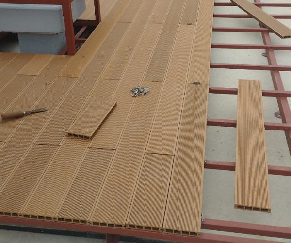 Làm sàn gỗ nhựa ngoài trời Tecwood chống nước