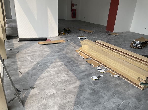 làm sàn nhựa hèm khóa giả bê tông