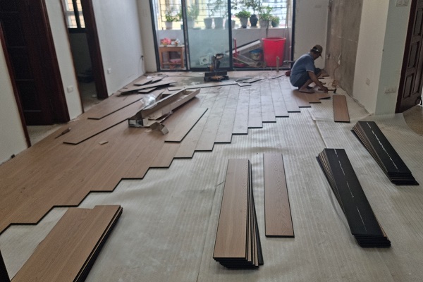 Thi công sàn gỗ cốt đen chung cư