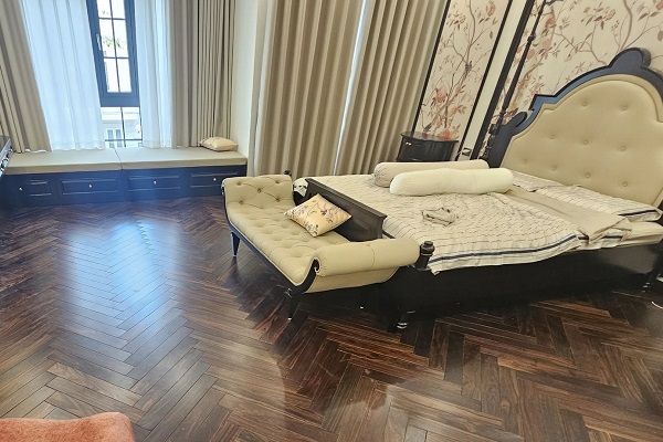 Phòng ngủ ấm áp hơn, sang trọng hơn khi lát sàn gỗ chiu liu