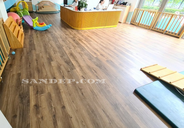 Thi công sàn gỗ Shark cốt xanh tại trường mầm non quốc tế