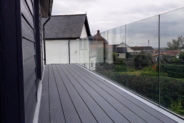 Lát sàn ban công biệt thự bằng tấm ván gỗ nhựa composite màu dark Grey
