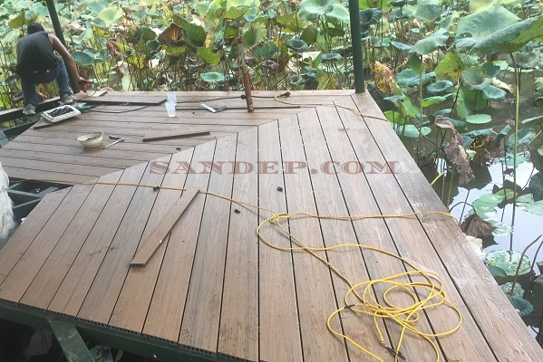 thi công sàn gỗ nhựa ngoài trời 2 lớp