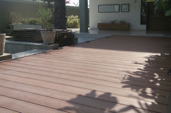 sàn gỗ nhựa sân vườn giá bao nhiêu