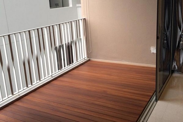 Ban công đẹp hơn, thoải mái hơn khi lát sàn gỗ tự nhiên ngoài trời