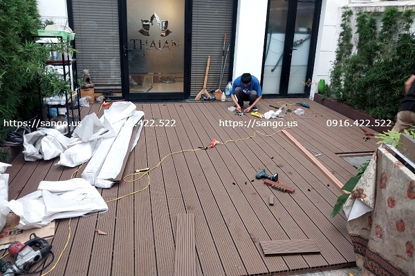 Thi công sàn gỗ ngoài trời sân thượng biệt thự Vinhomes