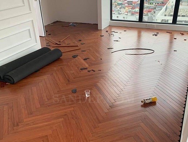 Sàn gỗ Căm Xe Lào lắp kiểu xương cá