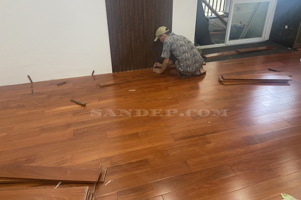 thi công sàn gỗ căm xe tự nhiên