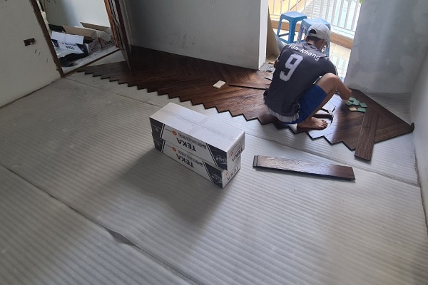 thi công sàn gỗ xương cá Teka