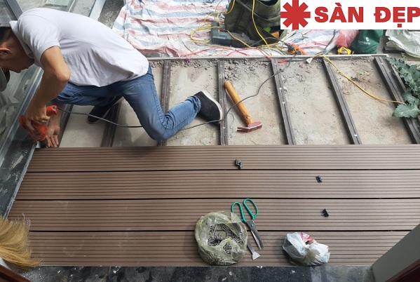 thợ thi công sàn gỗ ngoài trời