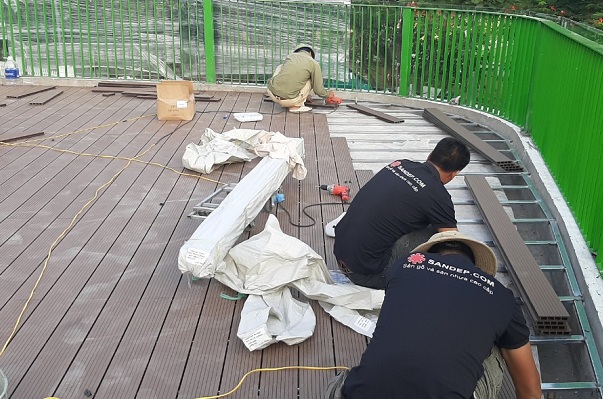 thợ lắp sàn gỗ ngoài trời Tecwood