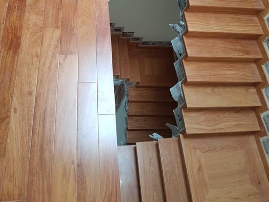 Sàn gỗ Gõ đỏ ốp mặt bậc cầu thang