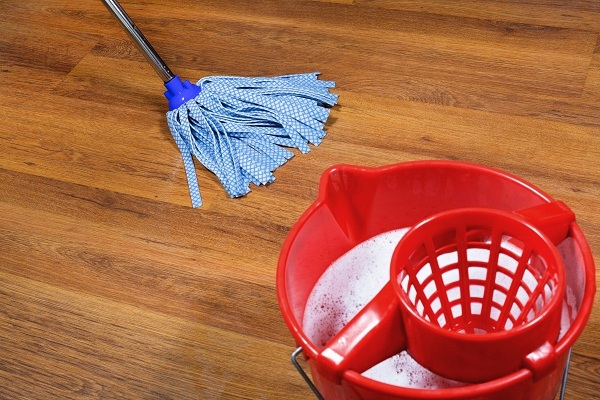 Vệ sinh sàn nhựa bằng nước, không lo sàn bị phồng rộp