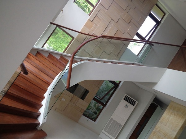 cầu thang xoắn ốc lan can kính cường lực