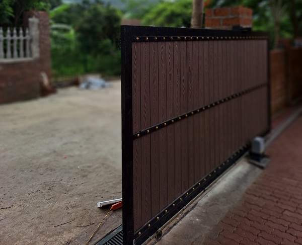 cổng gỗ nhựa ngoài trời giá rẻ