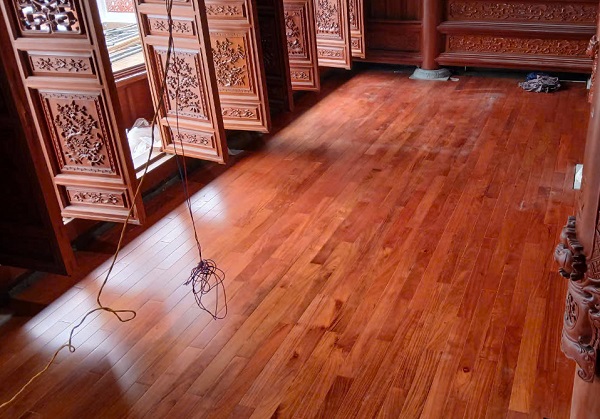 Gỗ gõ đỏ lát sàn nhà thờ họ