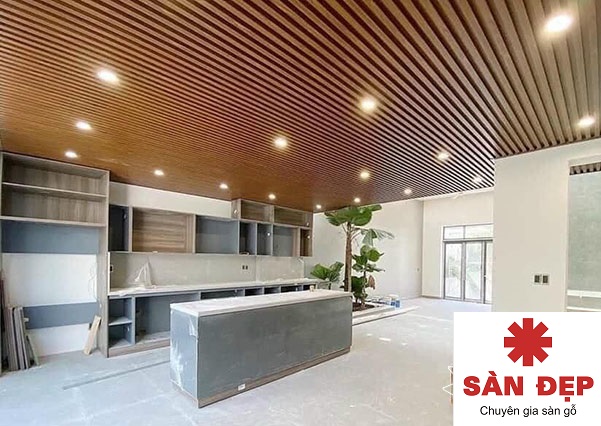 lam nhựa ốp trần giả gỗ văn phòng