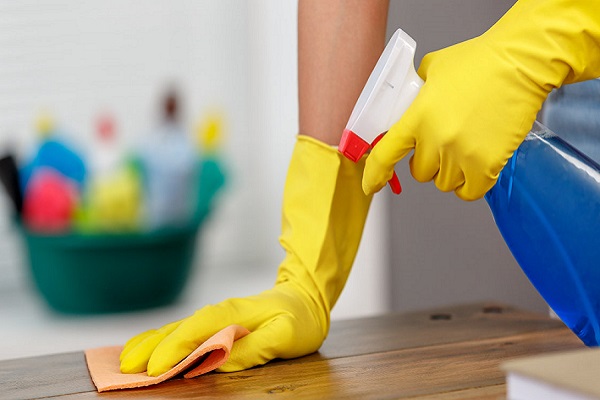 Làm sạch gỗ bị mốc bằng hóa chất