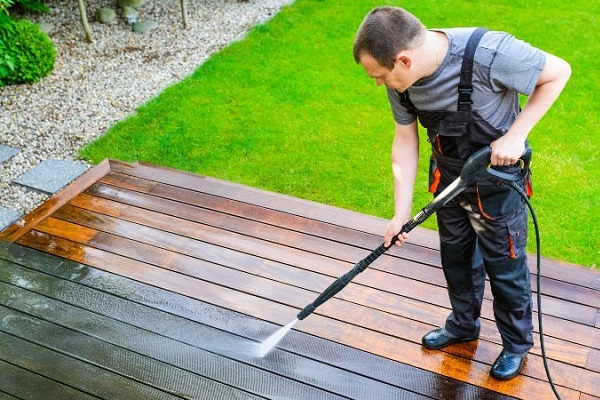 làm sạch sàn gỗ ngoài trời bị mốc