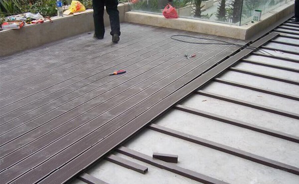 lát sàn ngoài trời trên khung gỗ nhựa composite