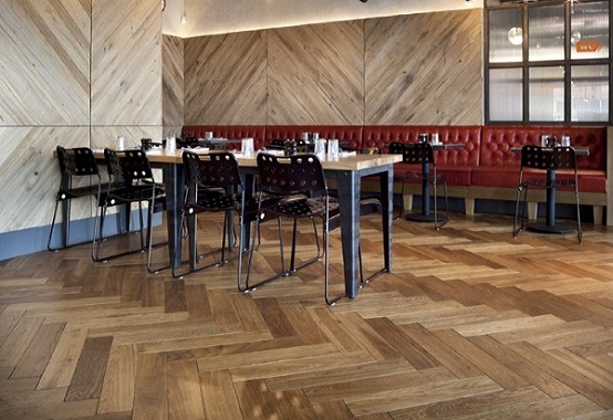 lát sàn gỗ xương cá quán cafe