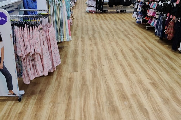 lát sàn nhựa giả gỗ showroom