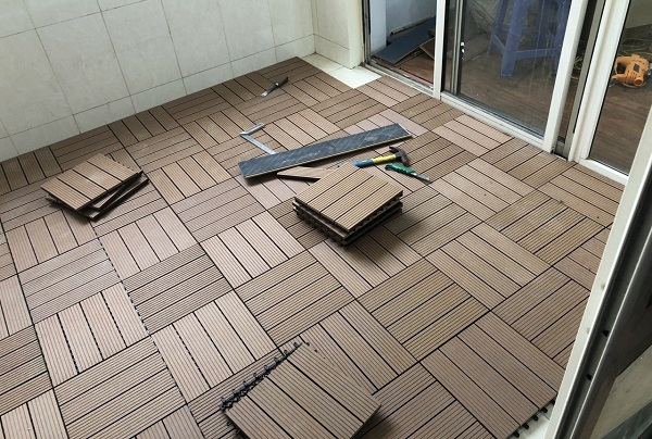 vỉ gỗ nhựa ngoài trời lát sàn ban công