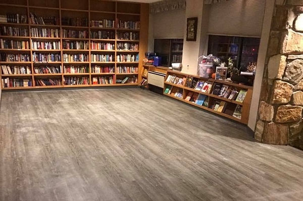 Lót sàn gỗ nhà sách