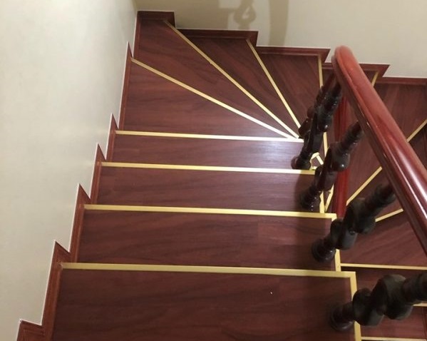 nẹp đồng cầu thang sàn gỗ
