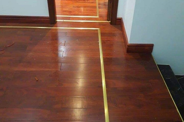 nẹp đồng trang trí sàn gỗ tự nhiên