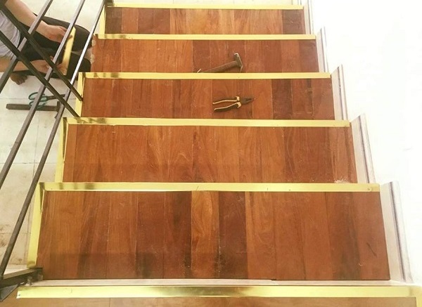 nẹp inox sàn cầu thang