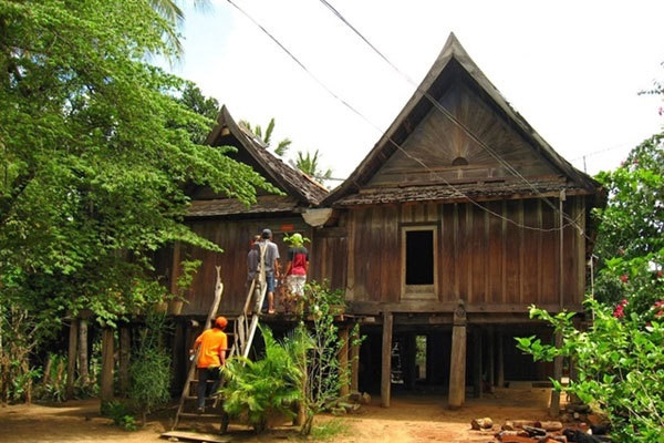 nhà sàn gỗ cổ điển