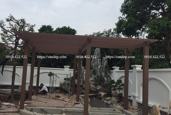 giàn hoa gỗ hồ cá sân thượng